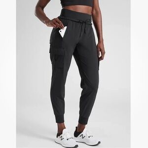 Athleta 10 Black Sutton Cargo Jogger Pants ~ Workout Running Travel Lightweight